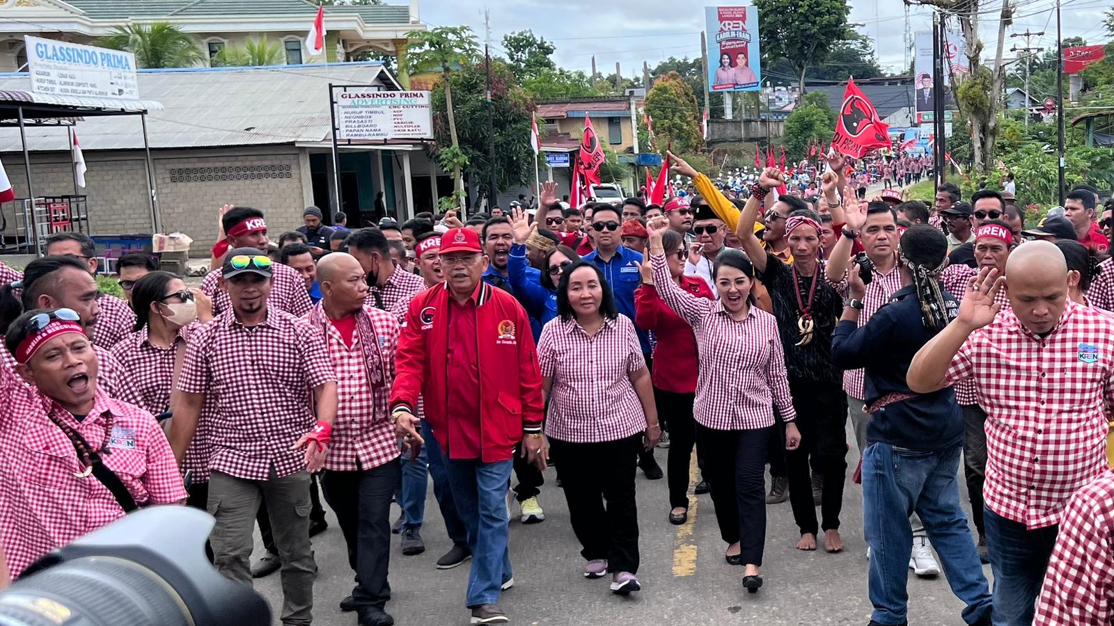 Ribuan Pendukung dan 8 Parpol Turut Mengantarkan Pasangan KREN Mendaftar ke KPU Landak