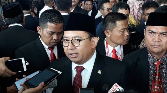 Sentil Jokowi, Fadli Zon: Usai Cat Pesawat Merah, Kini Karpet Merah Lagi untuk TKA China