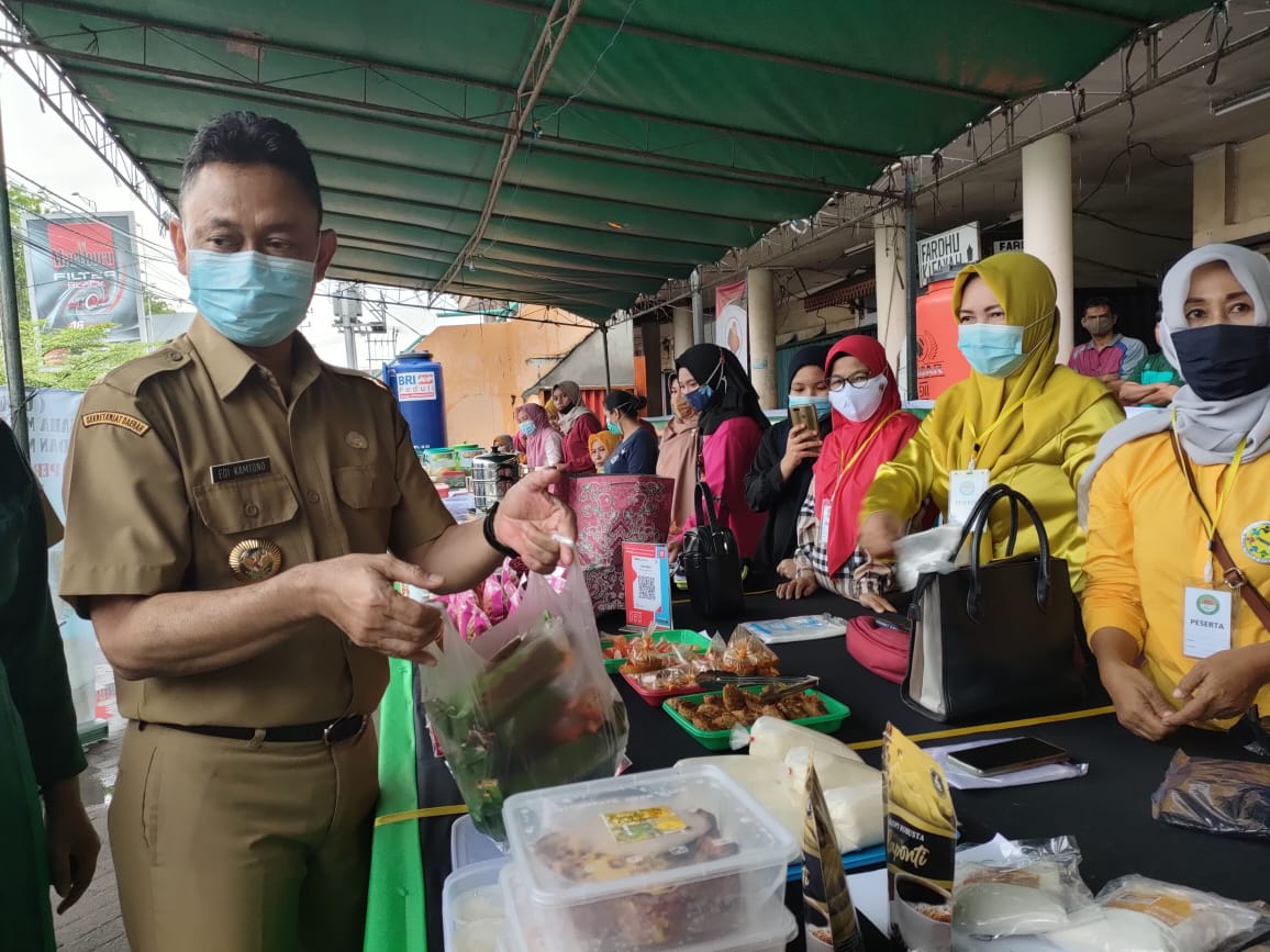 Ajak Masyarakat Bangkitkan Ekonomi Pedagang Kecil, ERKA: Caranya Kita Beli Dagangan Mereka
