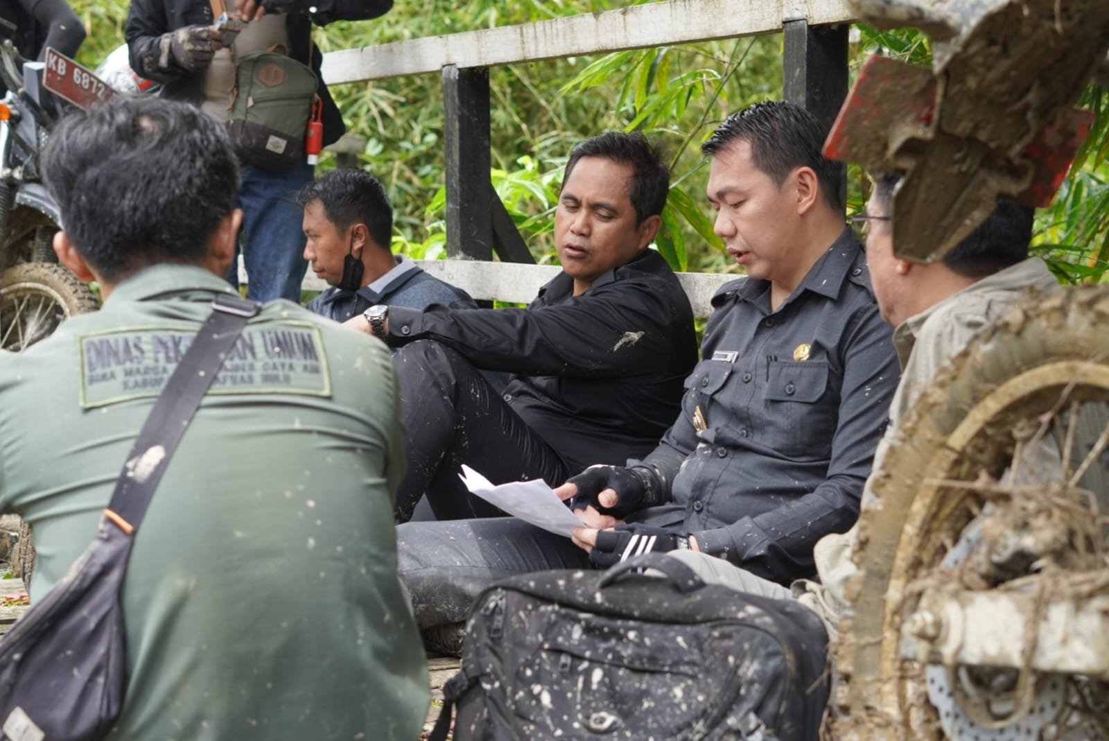Ke Embaloh Hilir, Bupati Sis: Kita Tangani Segera Jalan Rusak di Desa Penyeluang dan Desa Kirin Nangka
