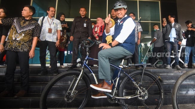 Anies Baswedan Jalani Cek Kesehatan Sambil Gowes