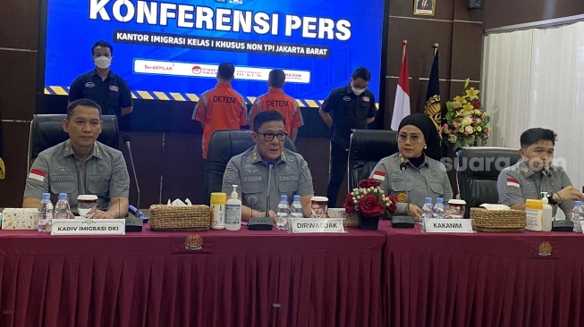 2 WN China Dicokok Imigrasi Jakarta Barat yang Iming-imingi WNI Gaji Rp12 Juta Per Bulan buat jadi Scammer