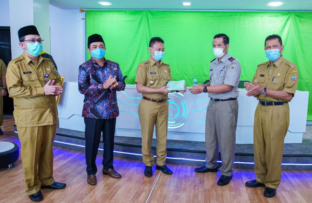 Kantor Pertanahan Serahkan 40 Sertifikat Tanah Milik Pemkot Pontianak