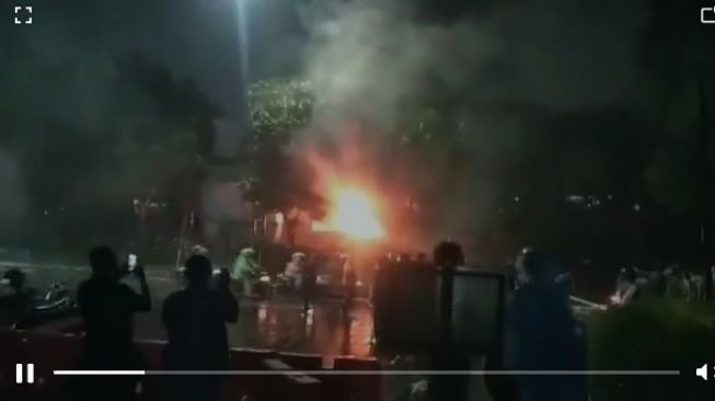 Pos Polisi Pejompongan Dibakar Massa