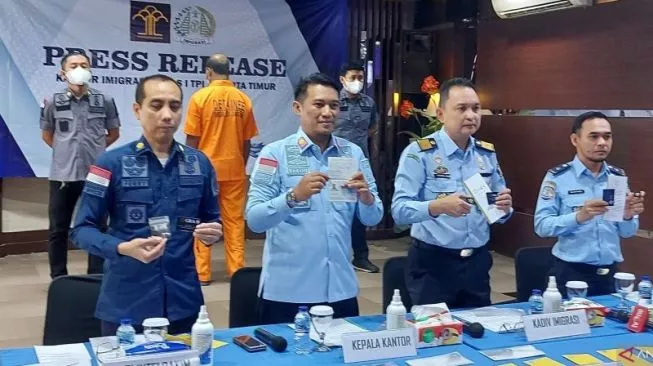 WN India Ditangkap Imigrasi Jaktim, Langgar Izin Tinggal untuk Jual Beli Batu Permata