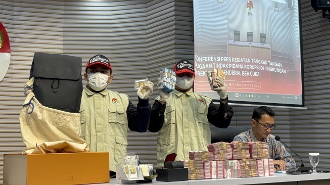 OTT Bea Cukai, KPK Sita Emas 5,3 Kilogram dan Valuta Asing