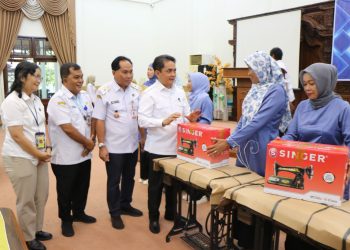 Pemkot Pontianak Dorong Kemandirian Masyarakat Lewat Bantuan Peralatan Kerja Vokasi