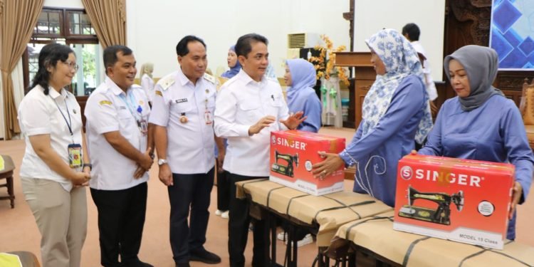Pemkot Pontianak Dorong Kemandirian Masyarakat Lewat Bantuan Peralatan Kerja Vokasi