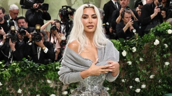 Kim Kardashian Pakai Korslet di Met Gala 2024, Sepereti Apa Bahanaya?