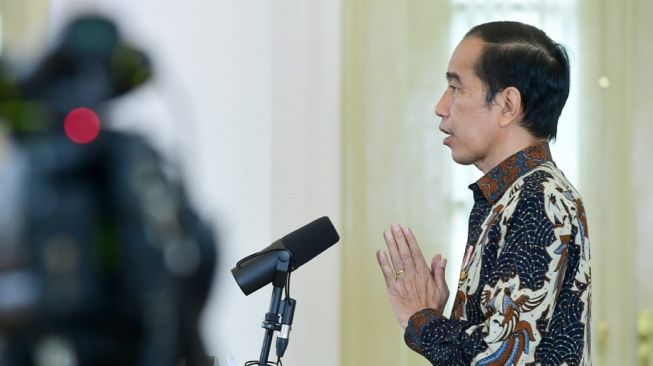 Jokowi Beri Bintang Kehormatan kepada Artidjo Alkostar sampai Nakes yang Gugur
