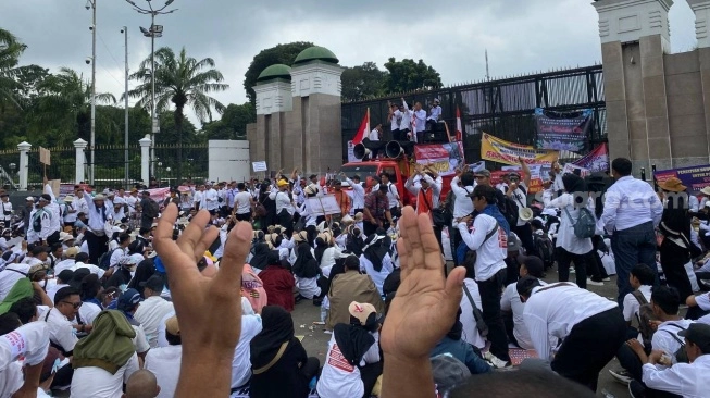 Ribuan Tenaga Honorer Geruduk DPR, Tuntutan P3K Penuh Waktu Harga Mati!