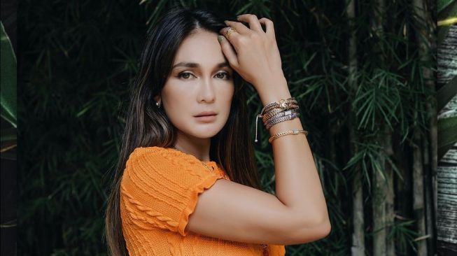 Dipakai Pose Kece di Pantai, Harga Bikini Cantik Luna Maya Bikin Kaget