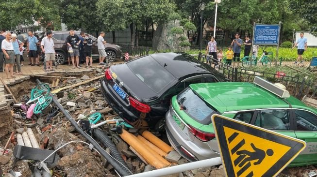 Baru Dilanda Banjir Besar, China Kini Diterpa Topan In-fa, Bandara Sampai Stasiun Ditutup