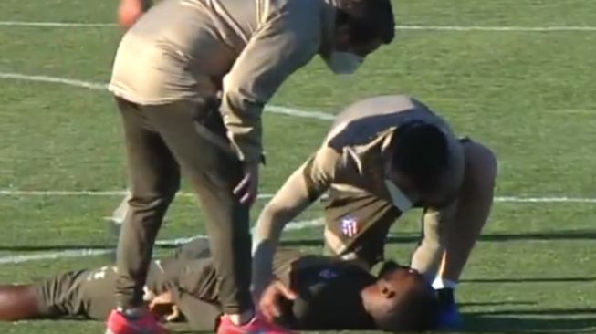 Penyerang Atletico Madrid Moussa Dembele Pingsan saat Latihan