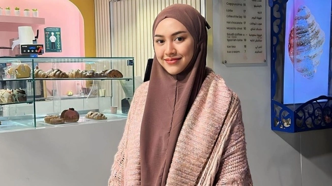 Lihat Happy Asmara Berhijab dan Bewrsahaja, Outfitnya Bisa Jadi Inspirasi Lebaran Lho