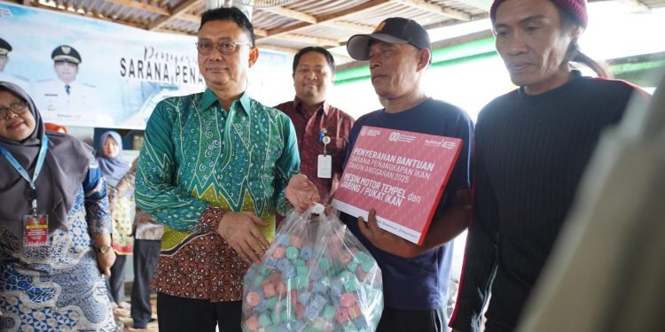 Pemkot Pontianak Salurkan Bantuan Mesin dan Pukat untuk Nelayan