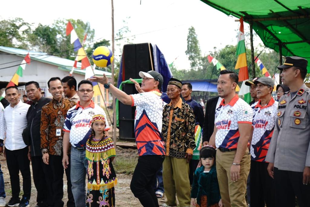 Wahyudi Hidayat Motivasi Atlet Berprestasi di Turnamen Voli Pangeran Cup Silat Hilir