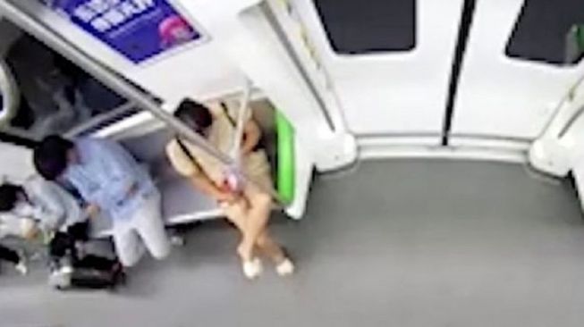 Siarakan Live Kemaluannya saat Naik Kereta, Wanita Ini Ditangkap Polisi