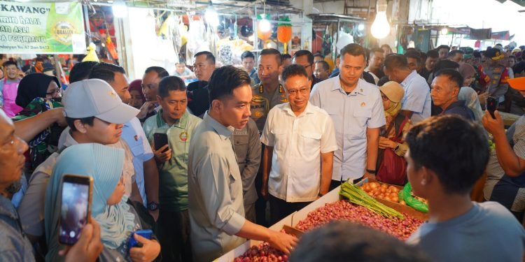 Wapres Gibran Blusukan ke Pasar Flamboyan, Tinjau Harga dan Serap Aspirasi Pedagang