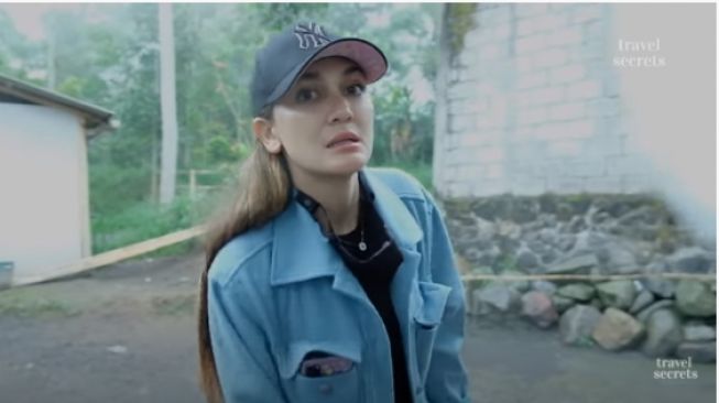 Luna Maya Semringah Pamer Cincin di Jari Manis, Sudah Dilamar?