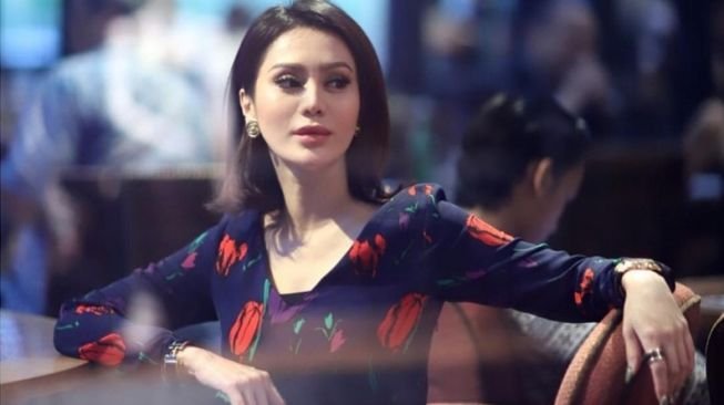 Begini Cara Vicky Zainal Move On dari Perceraian