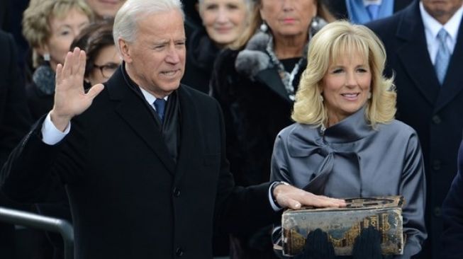 Gerak Cepat, Joe Biden Pecat Bos VOA yang Berhubungan Dekat dengan Trump