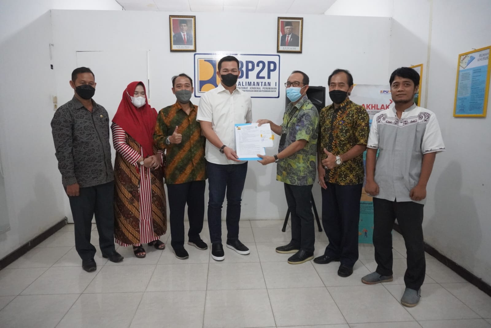 Bupati Kapuas Hulu dan Dirjen Perumahan Serah Terima BMN