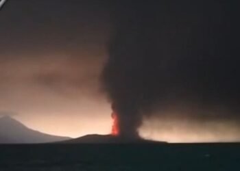 Erupsi Anak Krakatau Berdampak ke Tiga Daerah, Warga Diminta Waspadai Abu Vulkanik