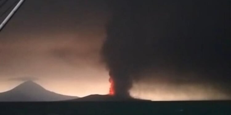 Erupsi Anak Krakatau Berdampak ke Tiga Daerah, Warga Diminta Waspadai Abu Vulkanik