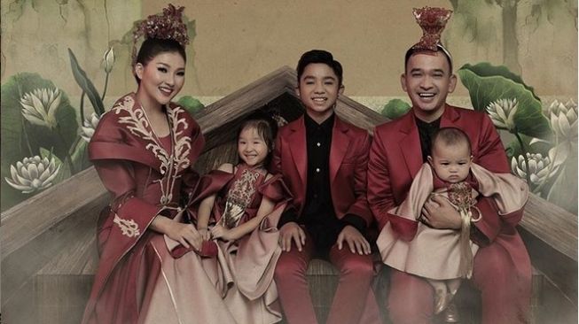 Keluarga Sarwendah dan Ruben Onsu Kompak Rayakan Imlek dengan Sederhana