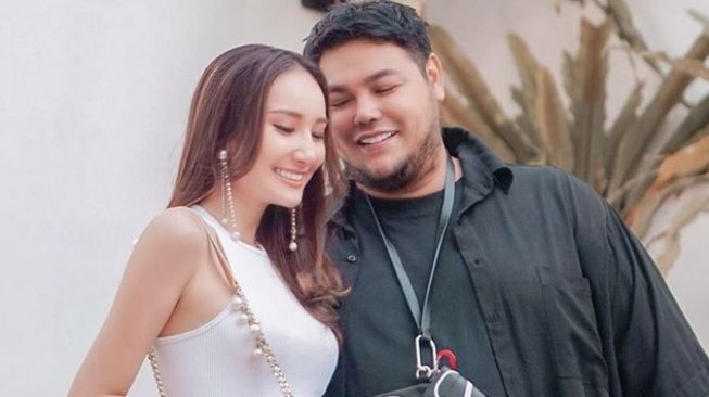 Pamer Cincin, Ivan Gunawan dan Bella Aprilia Sant Nikah Minggu Besok?