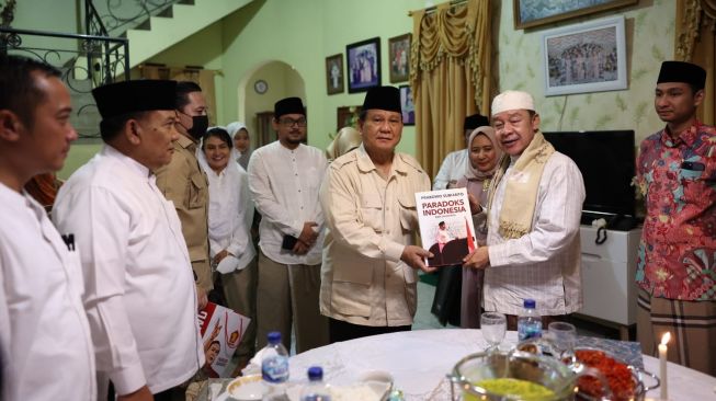 Silaturahmi, Prabowo Kunjungi Kiai Adib di Ponpes Buntet Cirebon