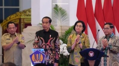 Jokowi Bikin Sri Mulyani Pusing Utak-atik Anggaran Demi Bansos