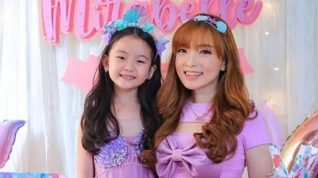 Warganet Bisa Relate, Begini Sikap Angel CherryBelle saat Ajari Anak Belajar