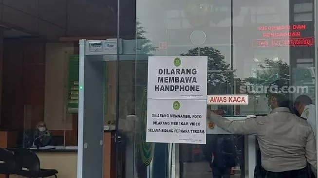 Sidang Munarman, Saksi Ungkap Foto Presiden dan Wapres Ditutup Bendera Saat Acara Baiat di Kampus UIN