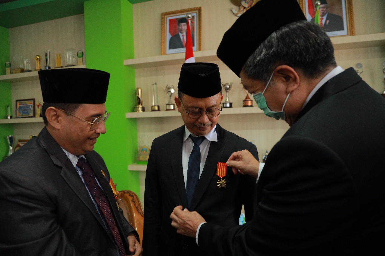 Wali Kota Pontianak Raih Lencana Kehormatan DHN 45