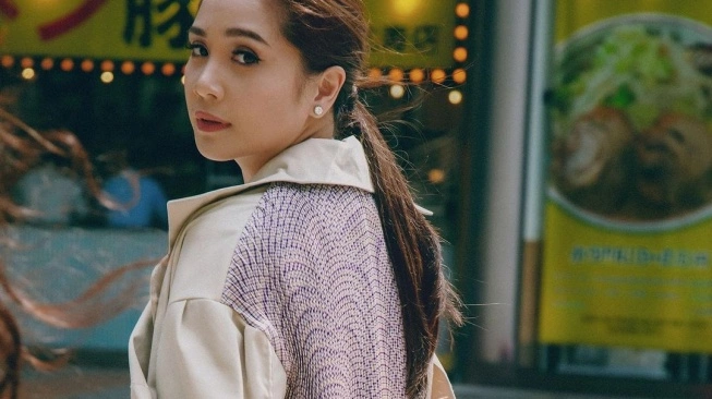 Nagita Slavina Jadi Model Jalanan, Terlihat Cantik Walau Menggunakan Outfit Tabrak Warna