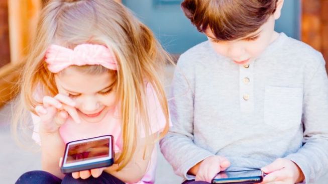 Waspada Kecanduan Gadget, 40 Persen Anak Habiskan 30 Jam Main HP dalam Seminggu