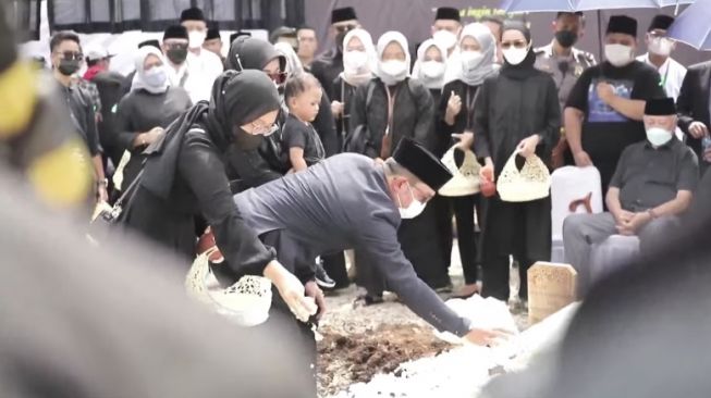 Jenazah Eril Dimakamkan di Cimaung Jabar, Ridwan Kamil dan Atalia Tabur Bunga