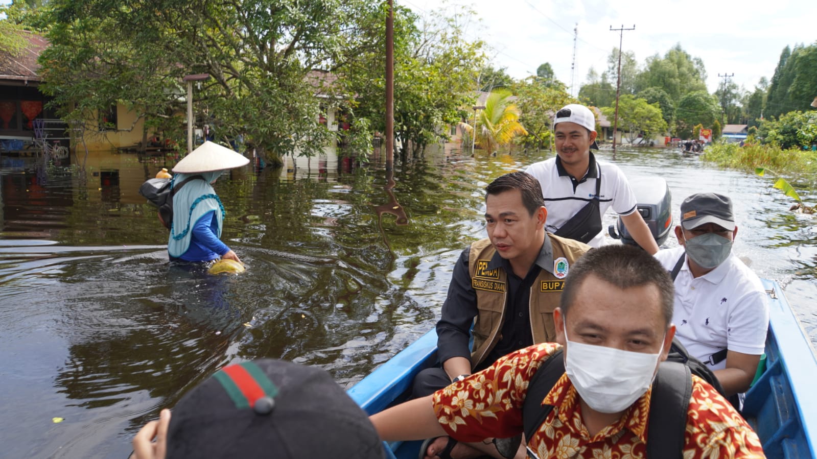 Bupati Kapuas Hulu Distribusikan Bantuan Banjir ke Kecamatan Semitau dan Suhaid