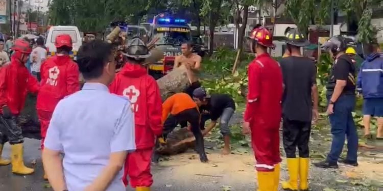 Pontianak Siang Tadi di Guyur Hujan Deras dan Angin Kencang