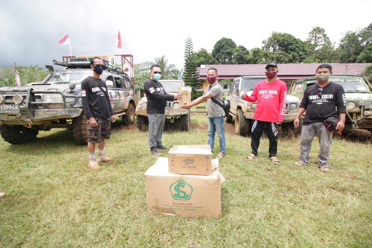 LJC Salurkan Bantuan Pemkab dan Kejari Landak ke Desa Patek