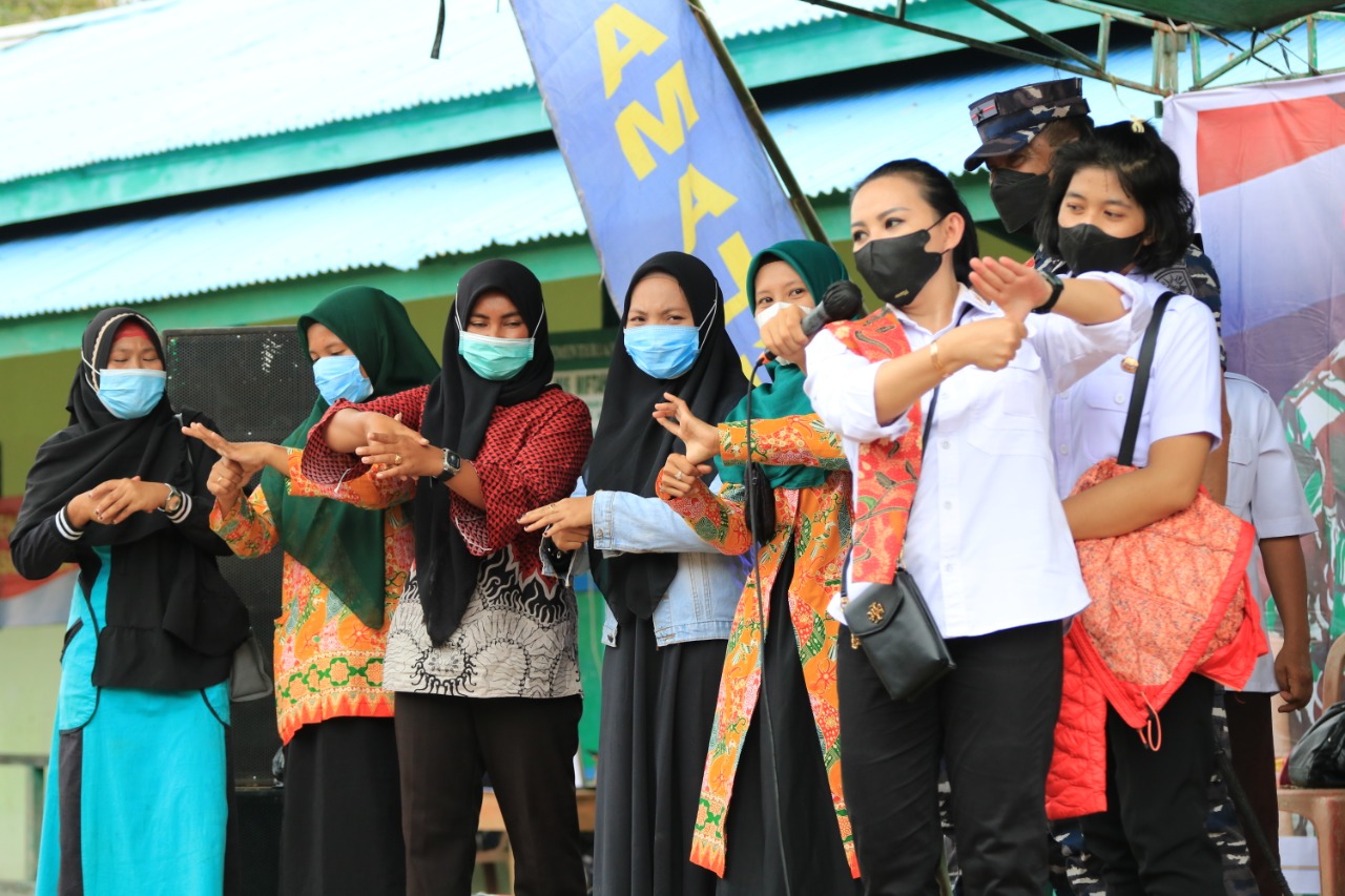 Bupati Karolin Edukasi Masyarakat di Kecamatan Sebangki Pentingnya Disiplin Prokes