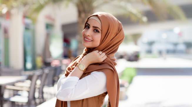 7 Gaya Jilbab untuk Pemilik Pipi Chubby, Termasuk Hijab ala Ibu Pejabat