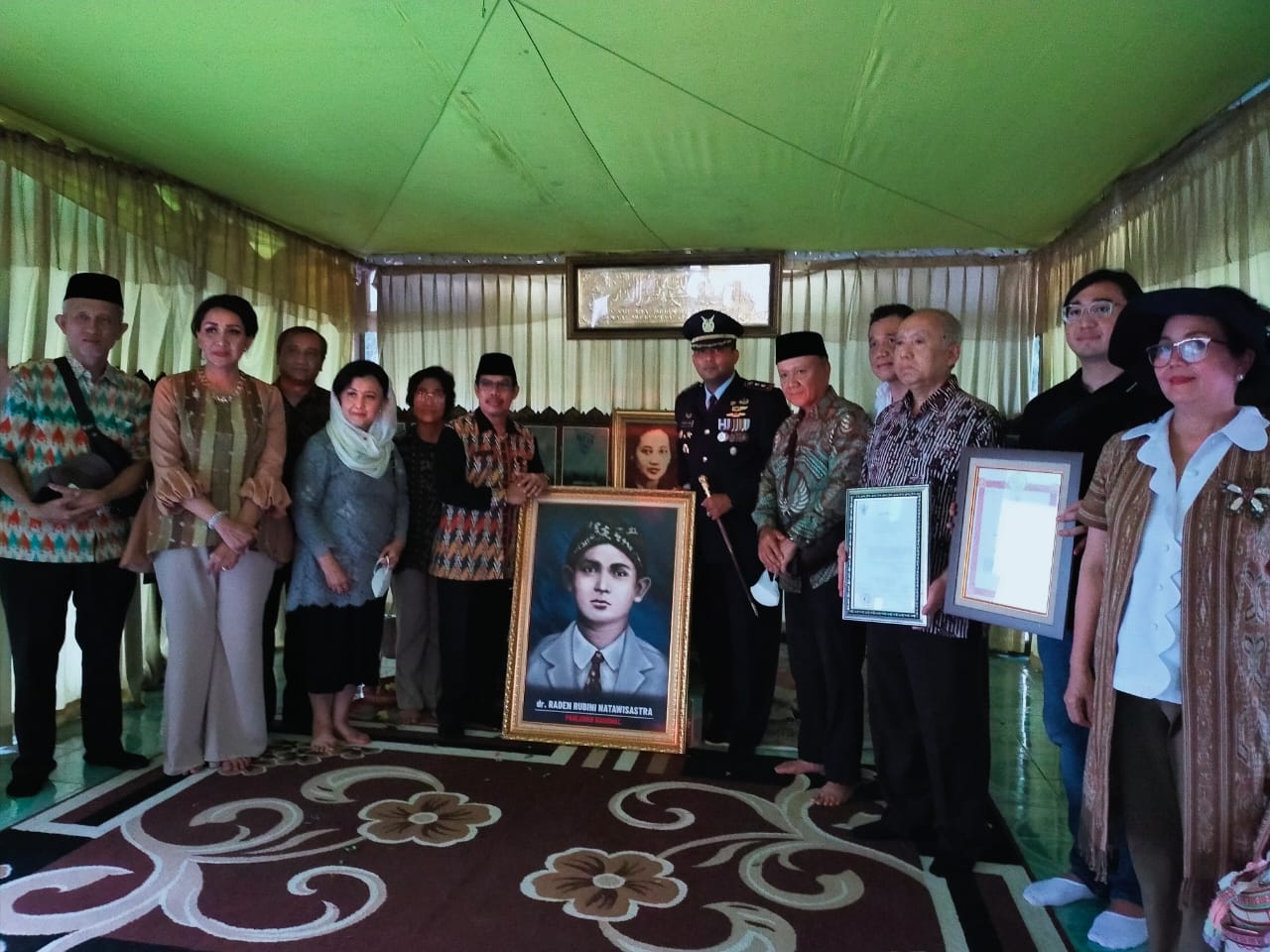 Penganugerahan Gelar Pahlawan Nasional Kepada dr. Raden Rubini Natawisastra di Makam Juang Mandor