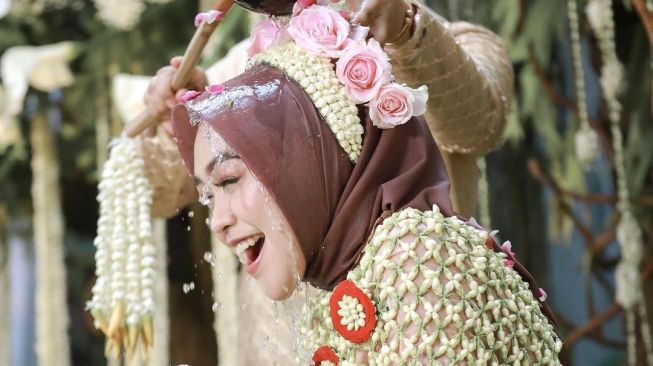 ENTERTAINMENT /Gosip/Music/Film 7 Pernak-pernik di Siraman Ria Ricis, dari Sandal Sampai Skincare