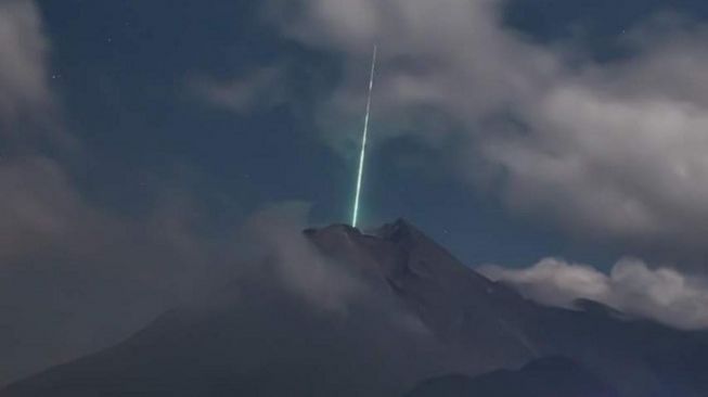 Dua Hujan Meteor Terjadi Saat Cahaya Hijau Melesat di atas Gunung Merapi