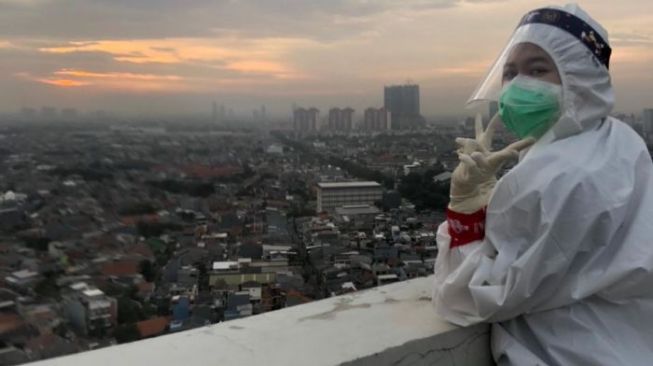 Nakes Indonesia, Berjuang antara Selamatkan Keluarga Sendiri dan Pasien