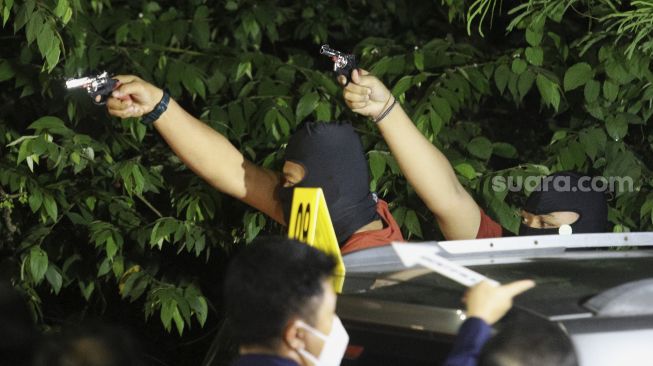 Dalih Polisi Tak Borgol dan Tembak Mati 4 Pengawal Habib Rizieq dalam Mobil