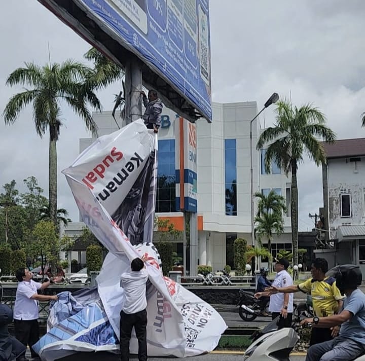 Abai Bayar Pajak Reklame: Bapenda Pontianak Tertibkan Iklan Grab, Mitsubishi dan MR DIY